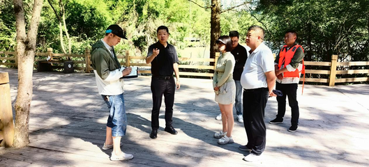 許建國(guó)在草地鄉(xiāng)督導(dǎo)調(diào)研相關(guān)工作