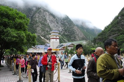 九寨溝單日游客破2萬，景區管理如何應對春游高峰？